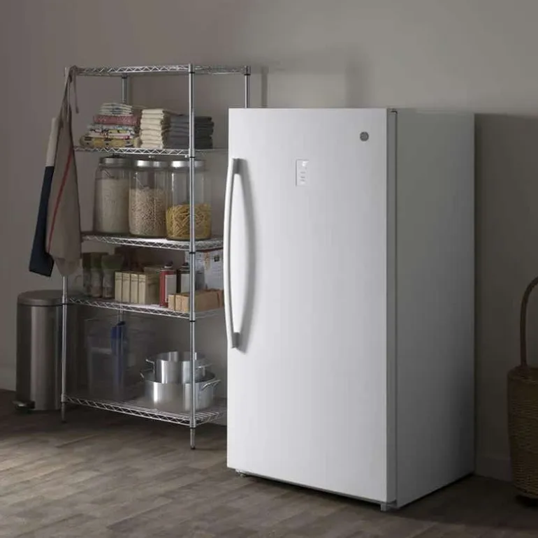 GE 17,3 cu ft freezer White, Vertical, 33" - FUF17SMRWW