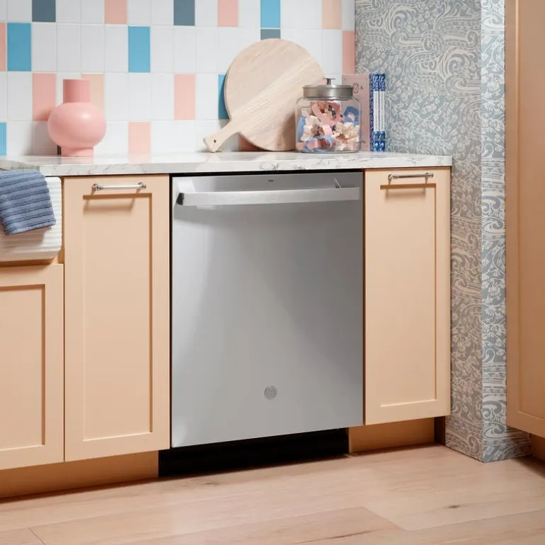 GE Dishwasher Built-In Stainless Steel 24" 45dB - GDT670SYVFS